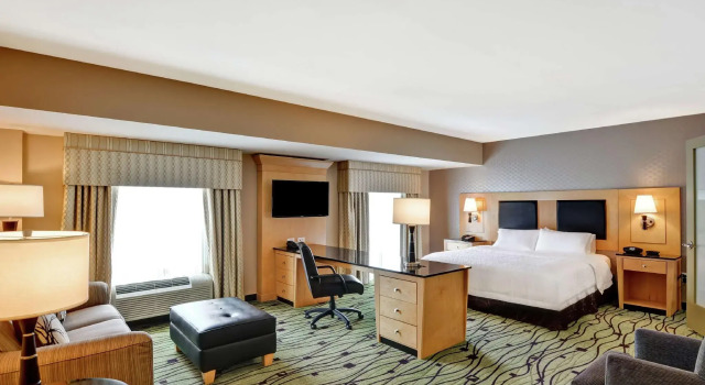 Двухместный люкс Hampton Inn & Suites Crabtree