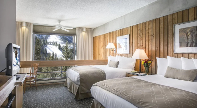Четырёхместный номер Standard с балконом и с видом на горы Inn at Snowbird