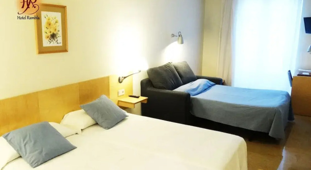 Трёхместный номер Standard с балконом Hotel Rambla