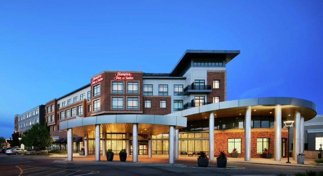 Четырёхместный люкс с балконом Hampton Inn & Suites Chicago/Mt. Prospect