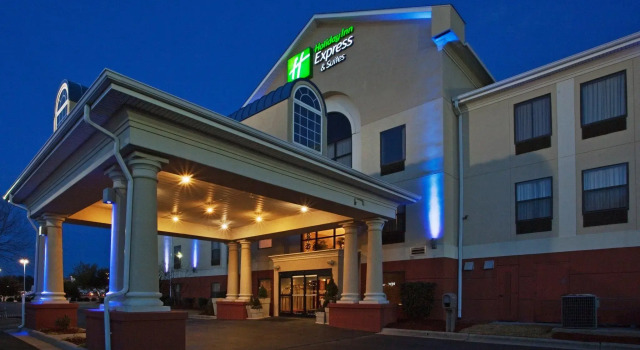 Кровать в общем номере Holiday Inn Express Hotel & Suites Laurinburg by IHG