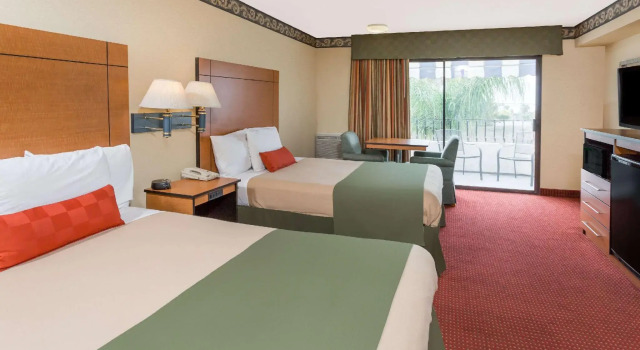Четырёхместный номер Standard Travelodge by Wyndham San Clemente Beach