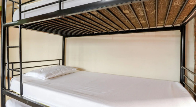 Bett im Wohnheim Omah Kemiri 4 Yogyakarta