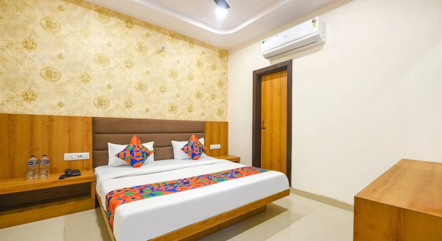 Номер Deluxe FabHotel Golden Tree