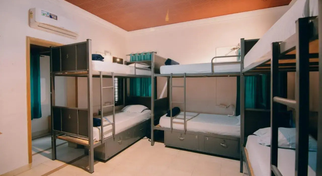 Кровать в общем номере Zostel Mysore