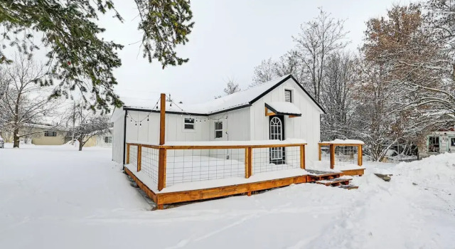 Коттедж 1 Mi to Main Street Polson: Updated Home w/ Deck!