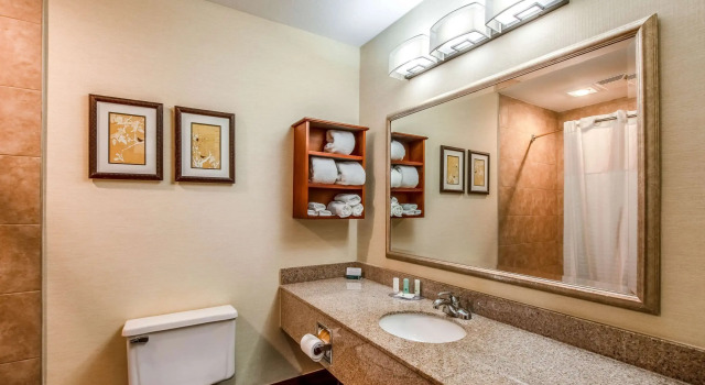 Четырёхместный номер Standard Country Inn & Suites by Radisson, Muskegon, MI