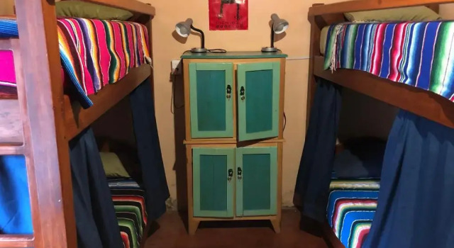 Кровать в общем номере Hostal Casa Gaia