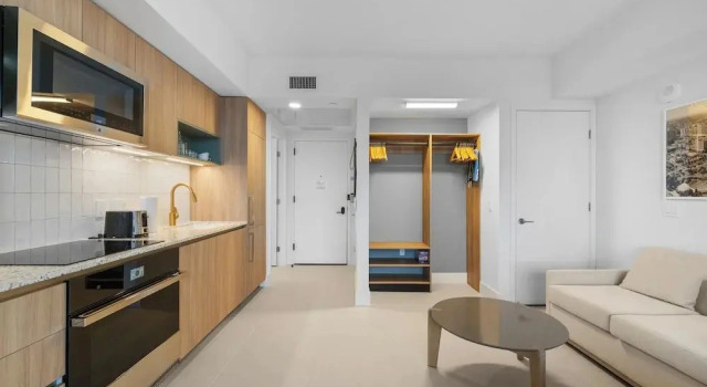 Двухместный люкс Luxury с балконом Luxury Downtown Condos with City Views