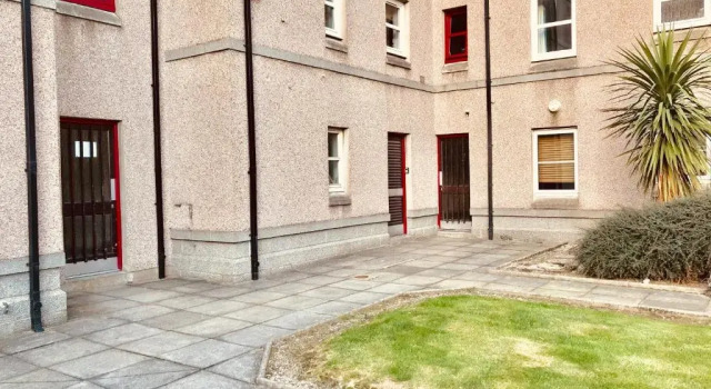 Find "DWELLCOME HOME Ltd" site for 10oo10 assurance from past guests - Immaculate Central 2 bedroom King & Double 1st floor Apartment with free allocated auto barrier off street parking, fast broadband Miles better than a hotel, Забронировать Апартаменты/квартира Отели Абердина с парковкой, рядом с St Mary's Cathedral, Парковка