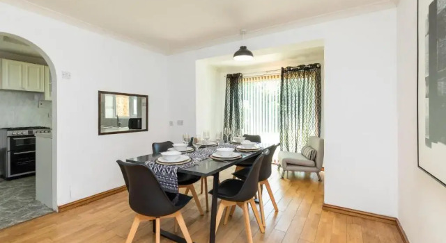 Findon House Spacious 3 bedroom, contractor, relocations friendly,10mins from GATWICK Airport, free parking, WIFI, garden, CRAWLEY, Забронировать Отель Отели Исторического графства Суссекса с парковкой, Парковка