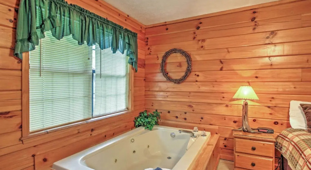Коттедж с 2 комнатами с балконом Idyllic Cabin w/ Hot Tub < 2 Mi to Dollywood!