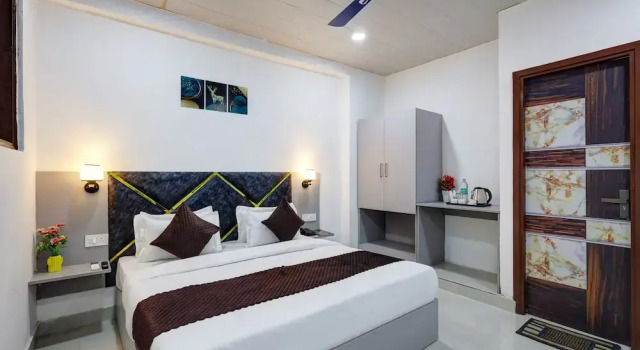 Hotel Warm Welcome Inn 26 - Near Sector 18 Metro Noida, Забронировать Отель Нойда штат Уттар-Прадеш, рядом с The Great India Place