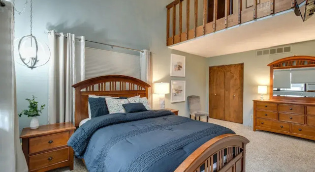 Large Home w/ Game Room, 4 Mi to Mississippi River, Reserva ahora Hotel Bettendorf Quad Cities