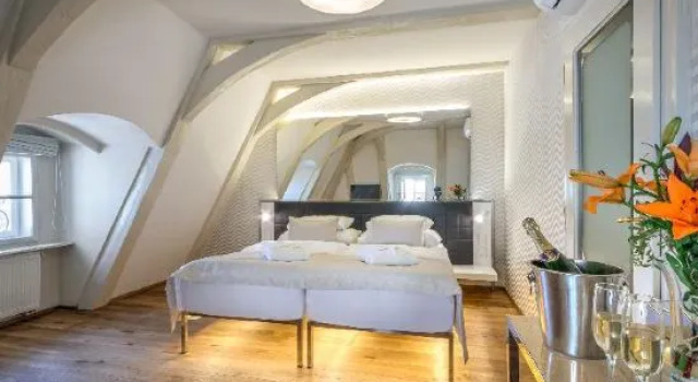 Deluxe Dvoulůžkový s manželskou postelí pokoj a výhledem na město Golden Star