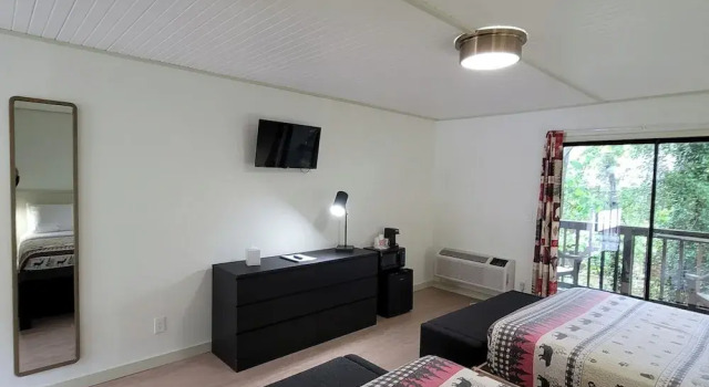 Четырёхместный номер Standard с балконом Ski Mountain Lodge