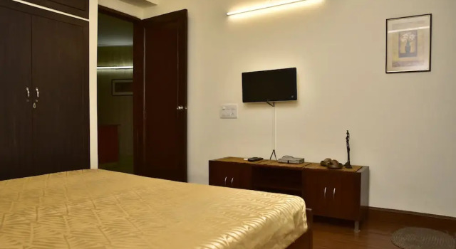 Woodpecker - 2 Bedroom Service Apartment, Забронировать Апартаменты/квартира Отели Нью-Дели с парковкой, рядом с Частная клиника Rosewalk Healthcare, Парковка