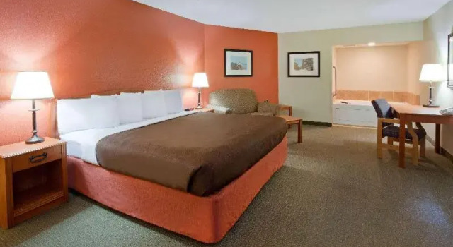Люкс Deluxe AmericInn by Wyndham Wetmore Munising