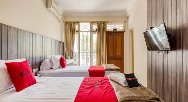 Home Stay Empat Lima by Reddoorz, Book Hotel Sukolilo Surabaya, near University Of 17 Agustus 1945 Surabaya