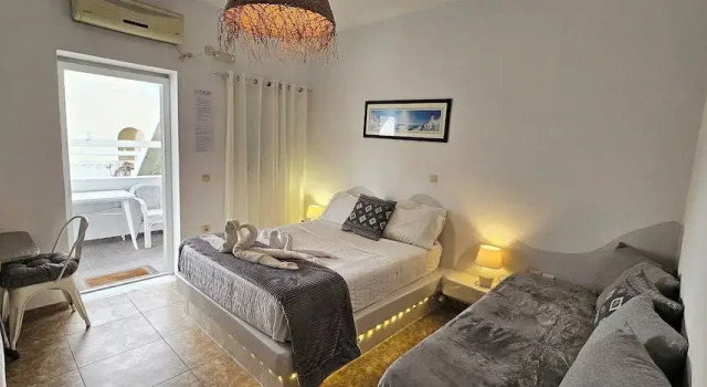 Room-pleasure Room 2 By The Sea, Забронировать Апартаменты/квартира Отели Санторини с парковкой, рядом с Пляж Перисса, Парковка