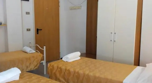 Трёхместный номер Standard Hotel Goldene Rose