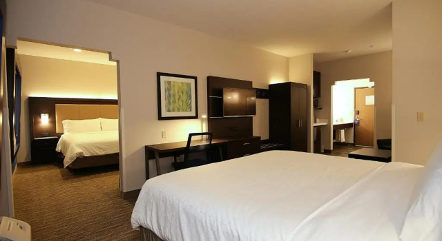 Четырёхместный люкс Holiday Inn Express Hotel & Suites Ashland by IHG