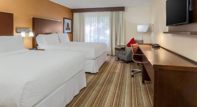 Четырёхместный номер Standard с видом на внутренний двор Four Points by Sheraton Pleasanton