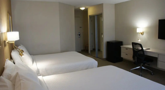 Четырёхместный номер Standard с балконом Hôtel Castel