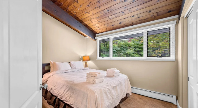 Коттедж Alpine Court Chalet 4 Bedroom Home