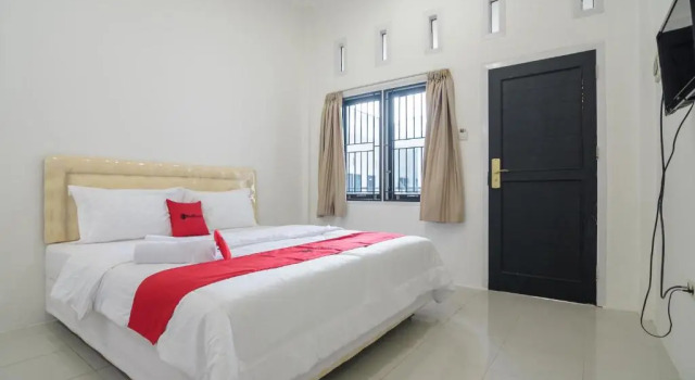 Двухместный номер Standard RedDoorz Syariah near Sultan Thaha Airport Jambi