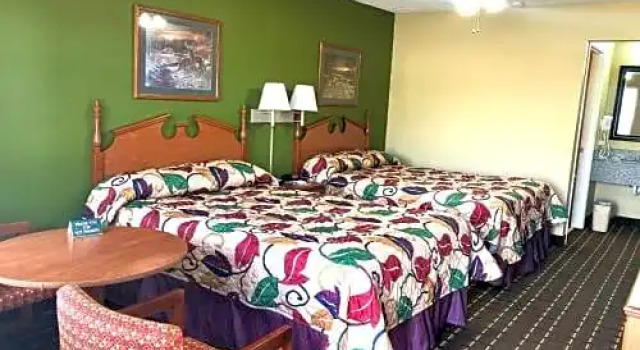 Четырёхместный номер Standard Deerfield Inn