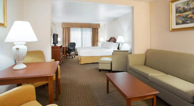 Люкс Holiday Inn Express Hotel & Suites Marion by IHG