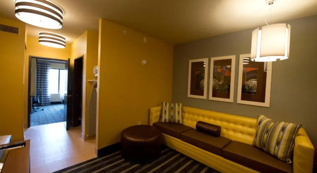 Люкс Deluxe Holiday Inn Express & Suites Perry-National Fairground Area by IHG