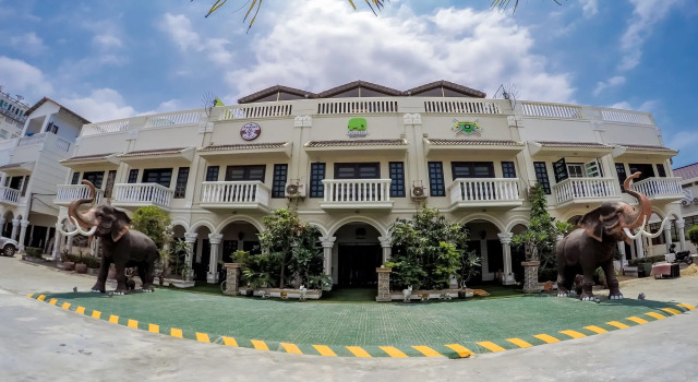 Domrai Boutique Resort, Забронировать Курортный отель Отели Сиануквиль с парковкой, рядом с Bus Station, Парковка