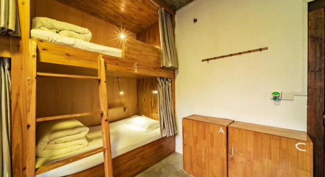 Кровать в общем номере Yangshuo Sudder Street Guesthouse