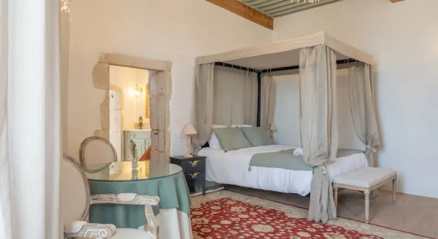 La chambre des Remparts Romantique, Book Bed and Breakfast Hoteller i Rhône-Alps med pool, Swimmingpool