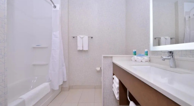 Люкс Holiday Inn Express & Suites Madison by IHG