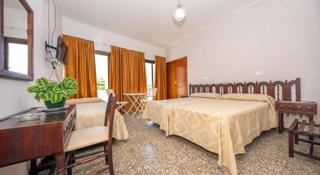 Трёхместный номер Standard с балконом Hostal Santa Eulalia