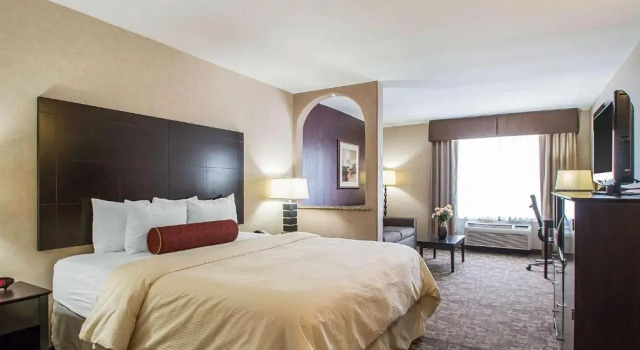 Люкс Clarion Inn Elmhurst - Oak Brook near I-88, I-290, I-294