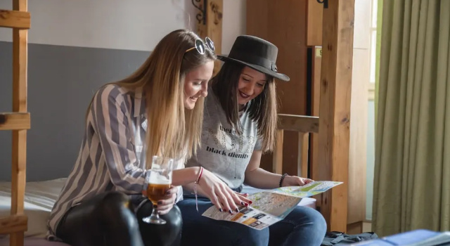 Кровать в общем номере Reveller's Hostel