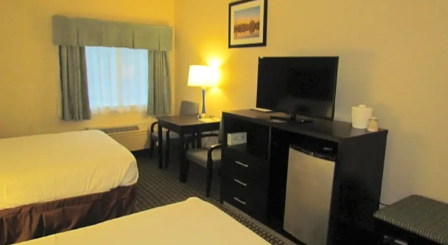 Четырёхместный номер Standard Delta Hotels by Marriott Warwick
