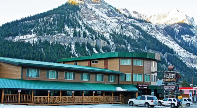 Номер Standard с красивым видом из окна Soda Butte Lodge
