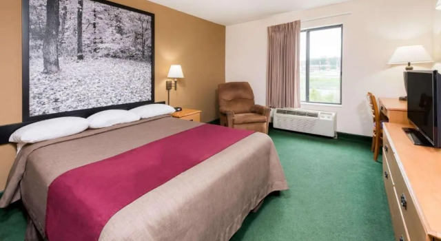 Люкс Deluxe Super 8 by Wyndham Columbia Clark Lane