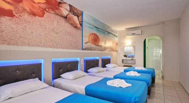 Четырёхместный номер Standard с балконом Savvas Hotel