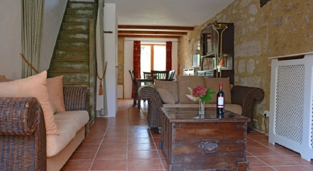 Holiday apartments at the courtyard of French château, Réserver Appartement Crayssac Lot Valley
