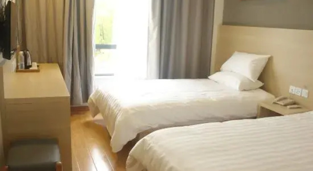 Кровать в общем номере (мужской номер) Baolu Hotel (Shanghai Pudong Airport Branch)