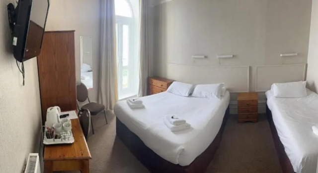 Семейный номер Standard с видом на море Clarence House Hotel