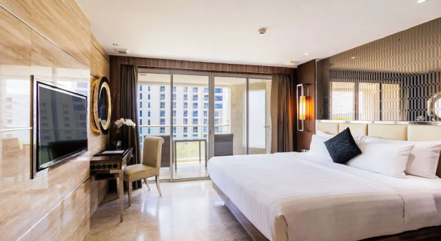 Двухместный номер Deluxe с балконом и с видом на город The Sanctuary Resort Pattaya, BW Signature Collection