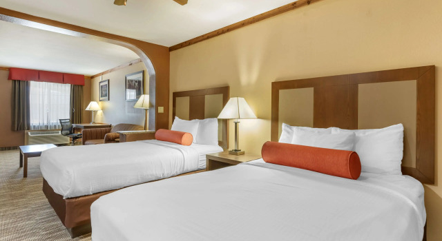Четырёхместный номер Standard Best Western Windwood Inn & Suites
