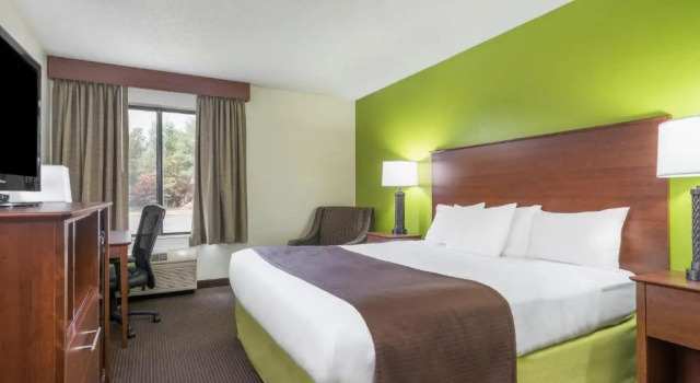 Двухместный люкс Deluxe Coratel Inn & Suites by Jasper Black River Falls, WI